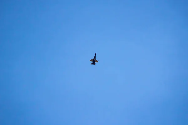 RCAF CF-18 realizando maniobras aéreas en solitario con pintura BCATP — Foto de Stock