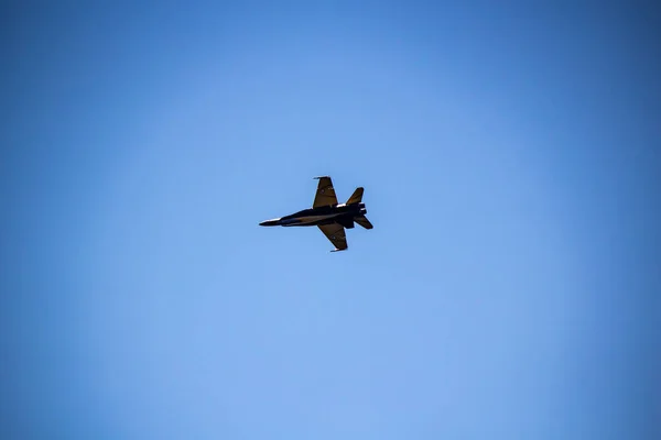 Rcaf Cf-18 provádí letecké manévry sólo s Bcatp nátěrem — Stock fotografie