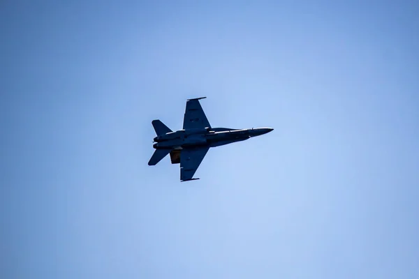 Rcaf Cf-18 provádí letecké manévry sólo s Bcatp nátěrem — Stock fotografie