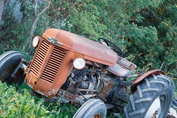 Een nostalgische scène een vintage rode trekker op een zonnige dag zitten i — Stockfoto