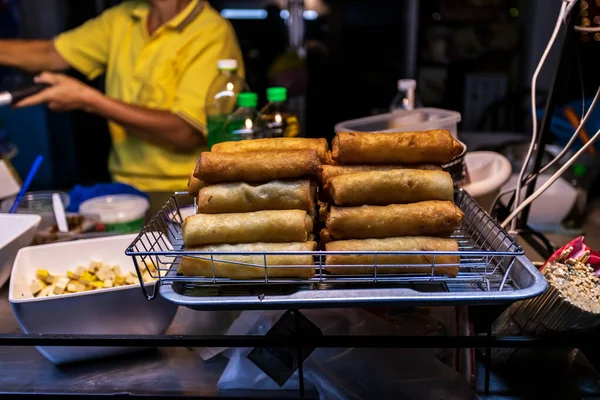 Hand made spring rolls on a food cart in Bangkok — Stock Photo, Image