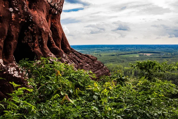 Phu Sing Ulusal Parkı 'ndaki bir uçurumun kenarına bakıyorum, Bueng Kan, Tayland.