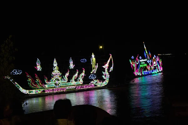 Naga Ateştopu Festivalinde Parlak Madalyalı Tekneler, Nong Khai Th