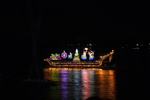 Barche luminosamente decorate a Naga Fireball Festival, Nong Khai Th — Foto Stock