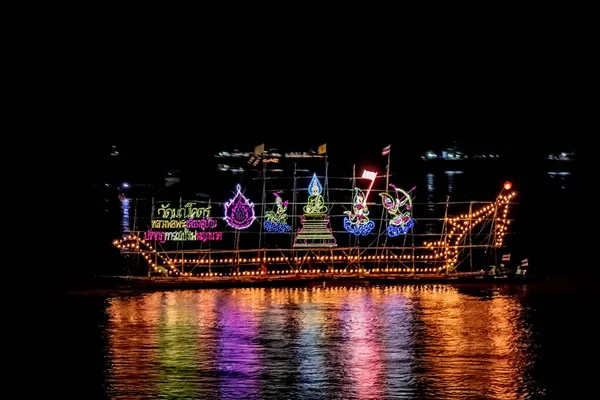 Barche luminosamente decorate a Naga Fireball Festival, Nong Khai Th — Foto Stock