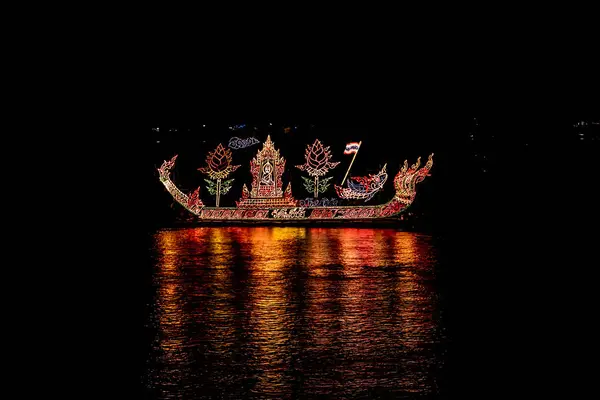 Barcos brilhantemente decorados no Naga Fireball Festival, Nong Khai Th — Fotografia de Stock