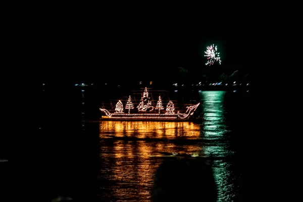 Barcos brilhantemente decorados no Naga Fireball Festival, Nong Khai Th — Fotografia de Stock