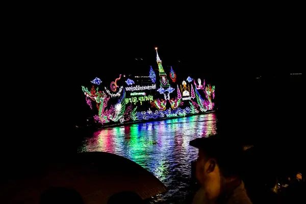 Barcos brilhantemente decorados no Naga Fireball Festival, Nong Khai Th — Fotografia de Stock