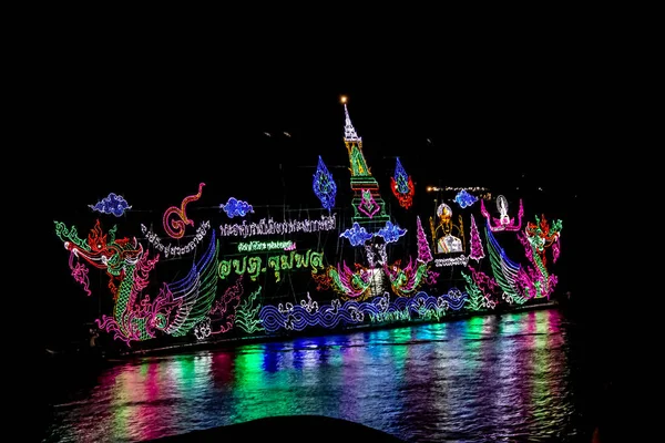 Naga Ateştopu Festivalinde Parlak Madalyalı Tekneler, Nong Khai Th