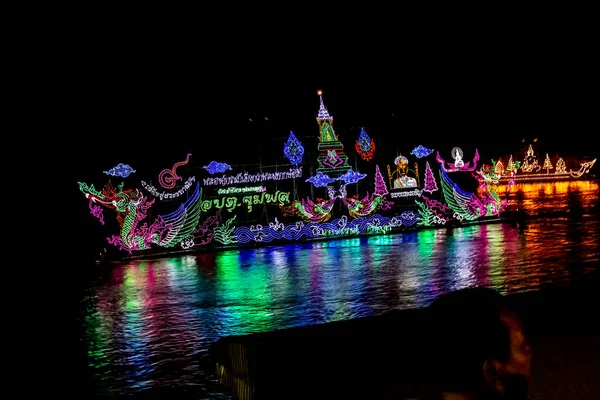 Naga Ateştopu Festivalinde Parlak Madalyalı Tekneler, Nong Khai Th