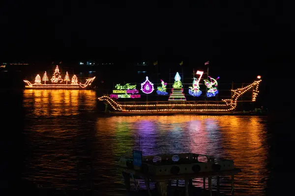 Jaskrawo zdobione łodzie na Naga Fireball Festival, Nong Khai Th — Zdjęcie stockowe