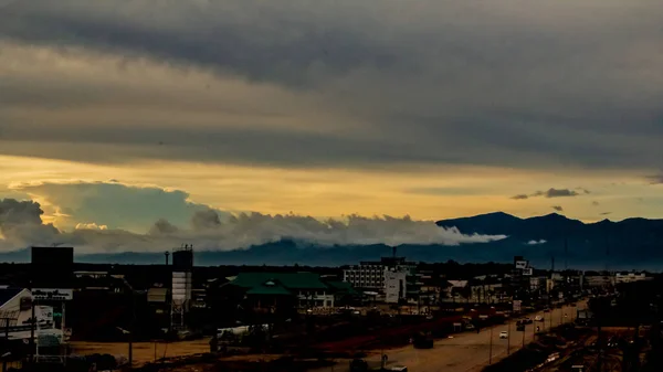Die stadt bueng kan, bueng kan thailand in der dämmerung mit wolke — Stockfoto