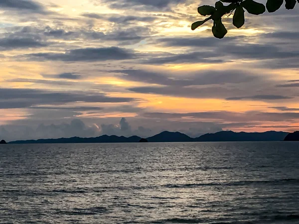 Ao Nang sahillerinde turuncu bir günbatımı mavi, mor ve turuncu karışımıyla gökyüzünü aydınlatır..