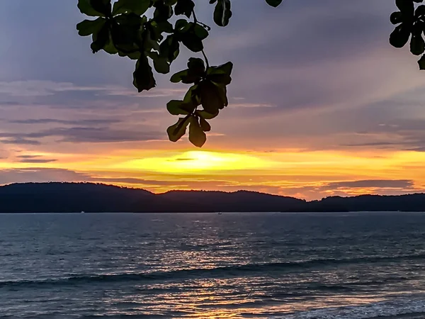 Ao Nang sahillerinde turuncu bir günbatımı mavi, mor ve turuncu karışımıyla gökyüzünü aydınlatır..