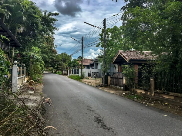 Ao Nang, Krabi Tayland 'da ikamet ediyor.