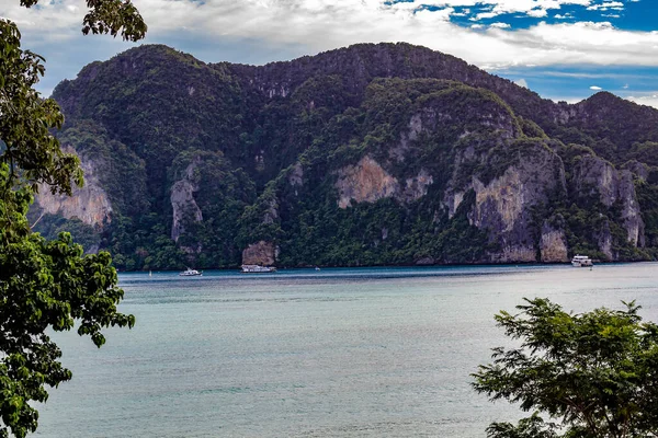 Phi Phi Adası, Krabi Tayland 'daki körfeze bakıyorum.