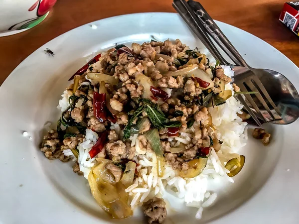 Kızarmış Spciy Holy Basil with Pork (Pad Krapow Moo) pilav ile servis edilir.