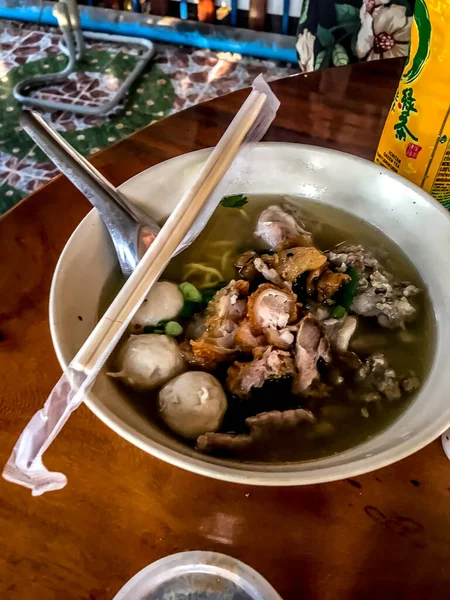 Sopa de porco tailandesa autêntica em um restaurante rural em North Eas — Fotografia de Stock