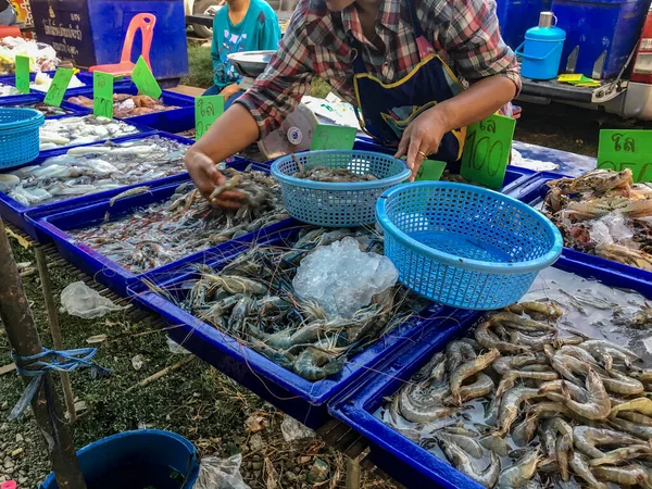 Tambon Thap Kung, Udon Than 'daki taze bir markette bir deniz ürünleri masası.