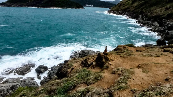 Phuket Tha 'daki Promthep' te rüzgarlı bir günde beyaz bir sahil şeridi.