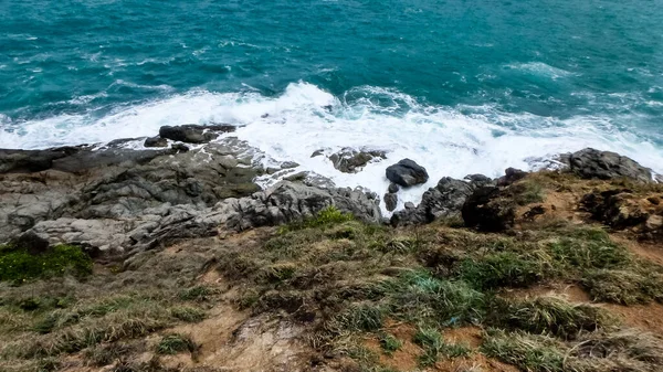 Una costa de aguas blancas en un día ventoso en Promthep en Phuket Tha —  Fotos de Stock