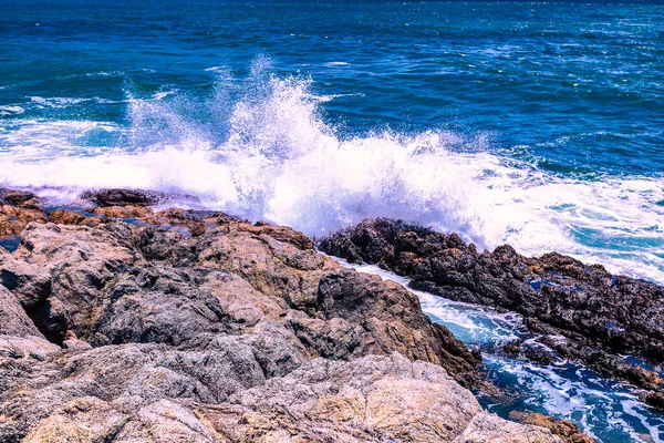 푸켓의 프롬프 바위가 해안선으로 떨어지다 — 스톡 사진
