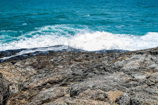 Fehér Vizek Ütköznek Sziklás Partvonal Déli Point Promthep Cape Phuket — Stock Fotó