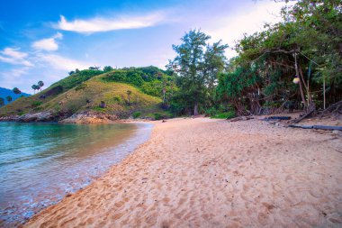 Sabahları mavi gökyüzü ve sakin sularla kumsala bakıyorum..
