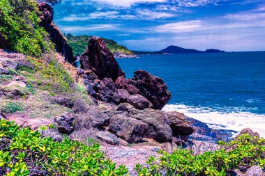 Promthep Cape Point sahilini oluşturan büyük kayalar