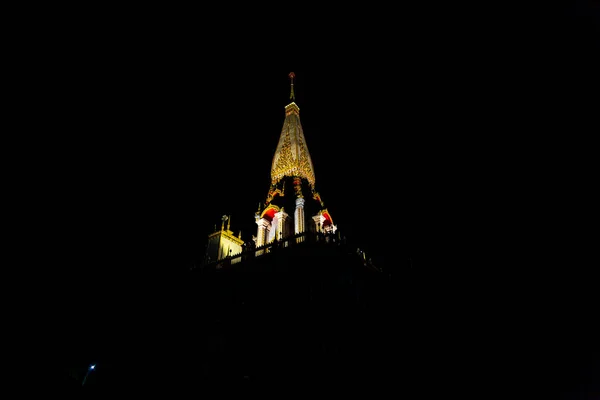 夜のワット チャロンまたはチャロン寺院の頂上は 黒い空の光で照らされています — ストック写真