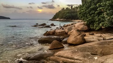 Phuket Eyaleti Tayland 'da Rawaii yakınlarında tenha bir körfez..