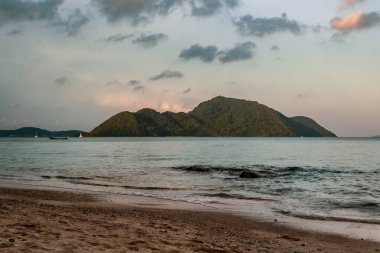Phuket Eyaleti Tayland 'da Rawaii yakınlarında tenha bir körfez..
