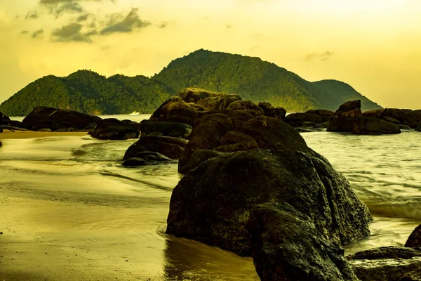 Phuket Eyaleti Tayland 'da Rawaii yakınlarında tenha bir körfez..