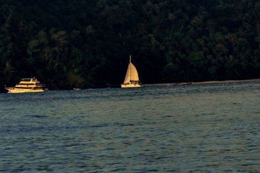 Phuket Eyaleti Tayland 'da Rawaii yakınlarında tenha bir körfez..