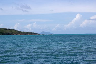 Rawaii Phuket, Tayland sahillerine bakıyorum. Ufuk çizgisini geçen bir dağ sırası..