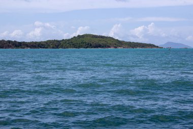 Rawaii Phuket, Tayland sahillerine bakıyorum. Ufuk çizgisini geçen bir dağ sırası..