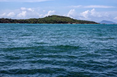 Rawaii Phuket, Tayland sahillerine bakıyorum. Ufuk çizgisini geçen bir dağ sırası..