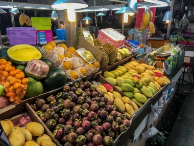 Bansaan Gece Pazarı 'nda taze tropikal meyveler satılıyor, Patong, 