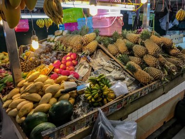 Bansaan Gece Pazarı 'nda taze tropikal meyveler satılıyor, Patong, 
