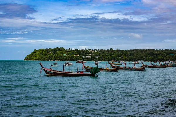 Group Longboats Docked Calm Turquoise Waters Shores Rawaii Phuket Thailand — Stock Photo, Image