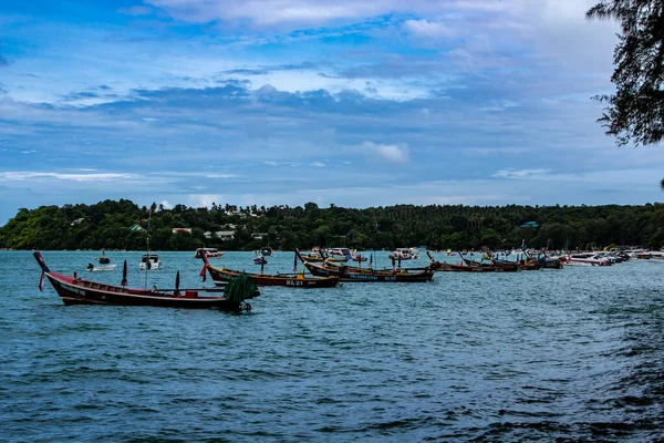 Tayland, Rawaii Phuket açıklarındaki durgun turkuaz sulara bir grup filika yanaştı..