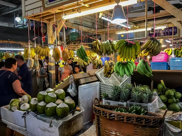 Banany i kokosy na sprzedaż w Bansaan Night Market, Patong P — Zdjęcie stockowe