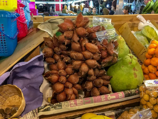 Verse Tropische Vruchten te koop bij Bansaan Night Market, Patong, — Stockfoto