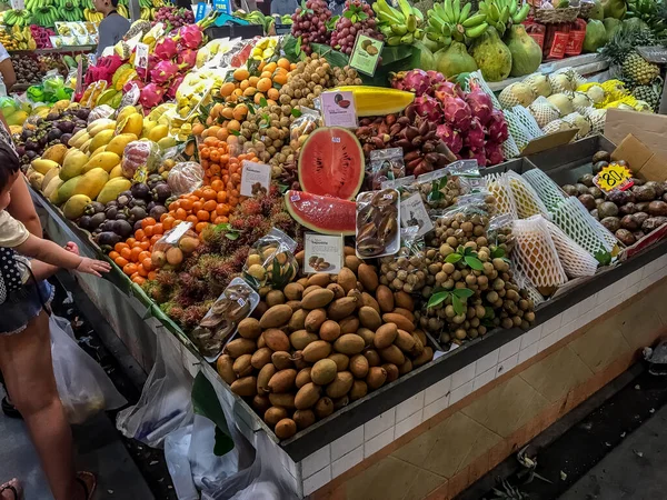 Frutas tropicais frescas para venda no mercado noturno de Bansaan, Patong , — Fotografia de Stock