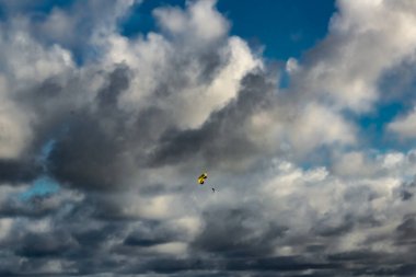 Karon Sahili, Phuket, Tayland / Eylül 2017: Bir parazit Karon Sahili üzerinde gökyüzünde süzülüyor.