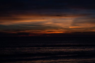 Karon Sahilinde Güneş Ufkun Arkasında Battıktan Sonra.