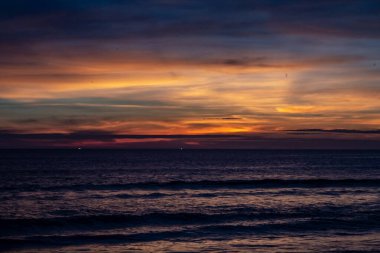 Karon Sahilinde Güneş Ufkun Arkasında Battıktan Sonra.