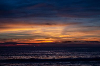 Karon Sahilinde Güneş Ufkun Arkasında Battıktan Sonra.
