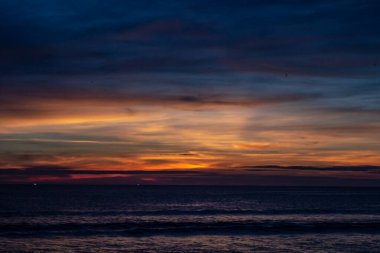 Karon Sahilinde Güneş Ufkun Arkasında Battıktan Sonra.