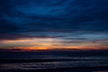 Karon Sahilinde Güneş Ufkun Arkasında Battıktan Sonra.